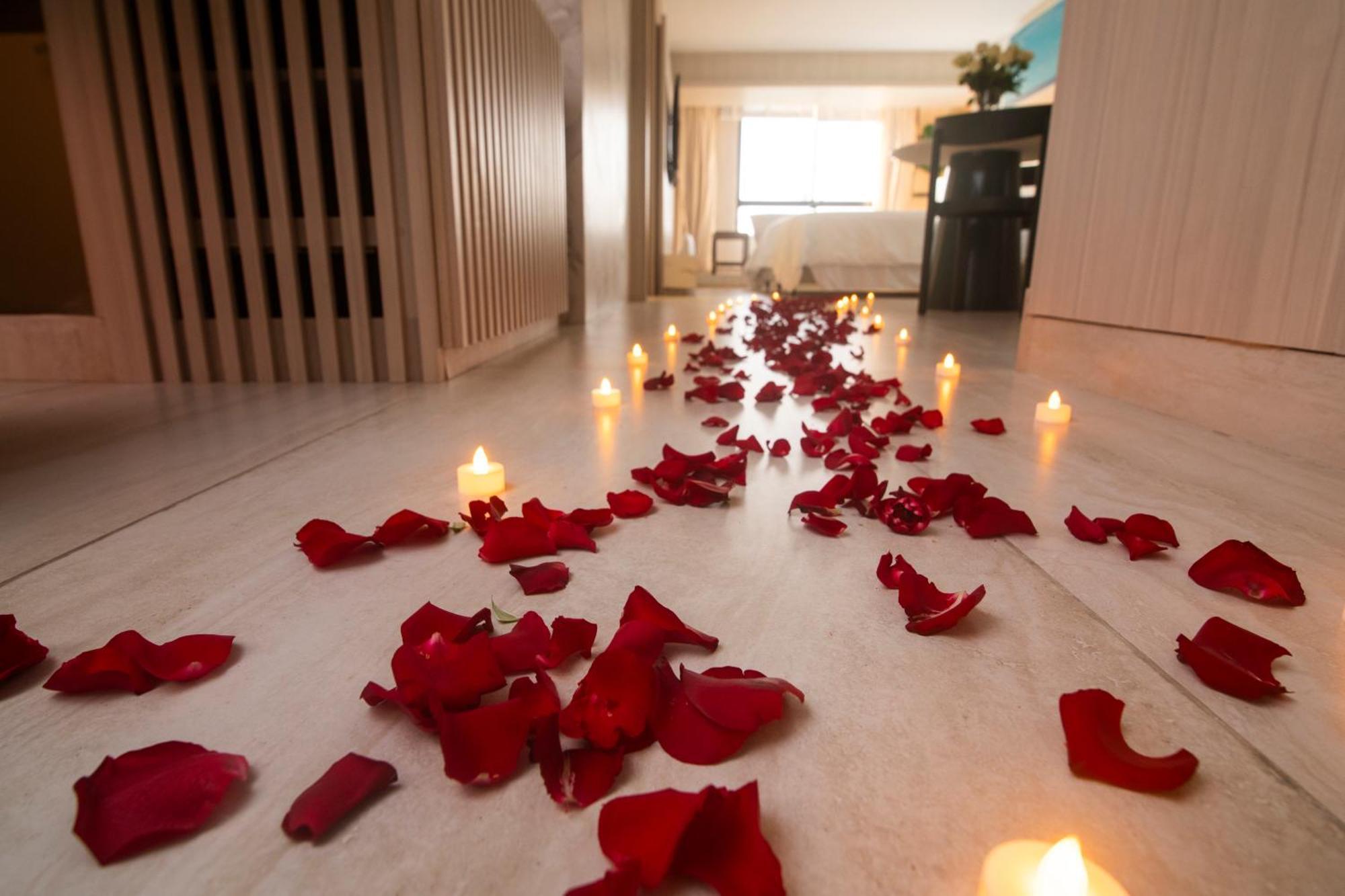 Seara Praia Hotel ฟอร์ตาเลซา ภายนอก รูปภาพ Rose petals and candles